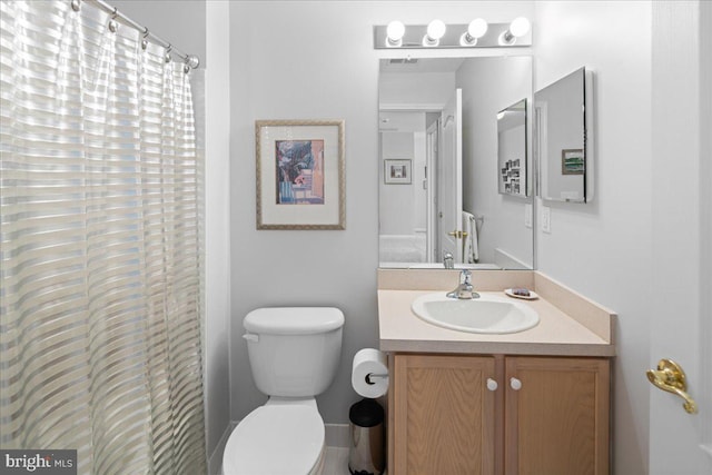 full bath with vanity, toilet, and a shower with shower curtain