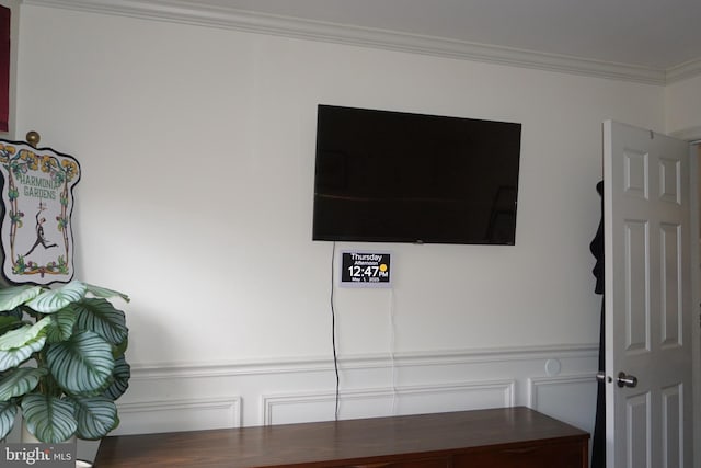 details featuring crown molding
