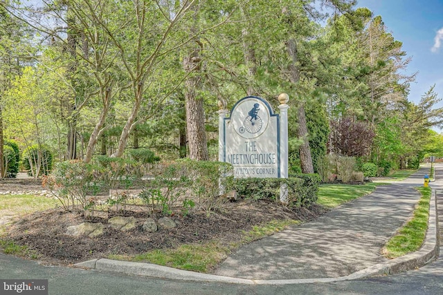view of community / neighborhood sign