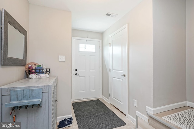 foyer featuring visible vents and baseboards