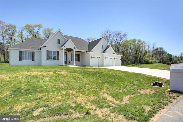 view of front of home featuring an attached garage, a front lawn, roof with shingles, and driveway