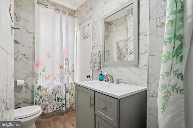 bathroom featuring wood finished floors, curtained shower, vanity, and toilet
