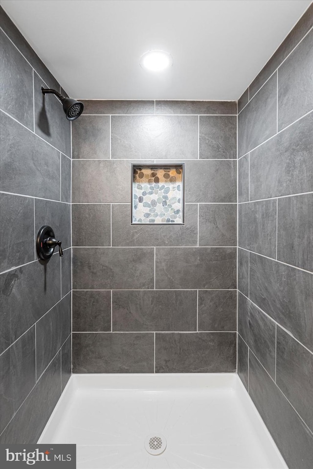 full bathroom featuring a tile shower