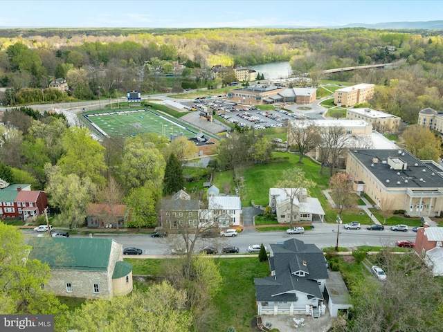 birds eye view of property featuring a forest view
