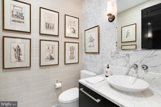 2501 Pennsylvania Ave NW Unit 2A, Washington, DC 20037 - half bath featuring toilet, vanity, tile walls, and tasteful backsplash