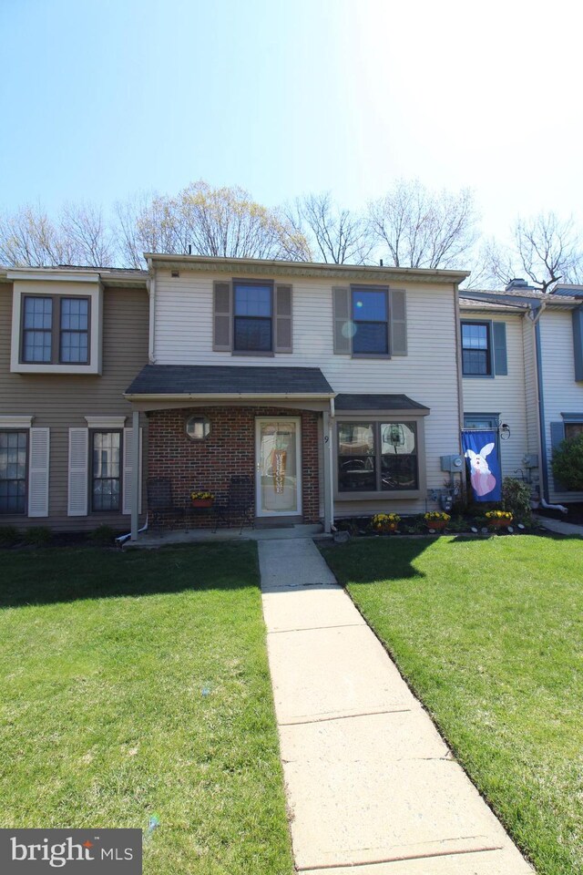 9 Stratton Ct, Robbinsville, NJ 08691 - view of front facade featuring brick siding and a front yard