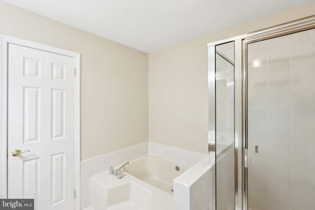 9 Stratton Ct, Robbinsville, NJ 08691 - full bath with a garden tub and a stall shower