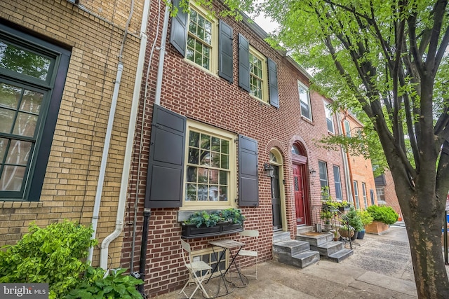 view of front facade with brick siding