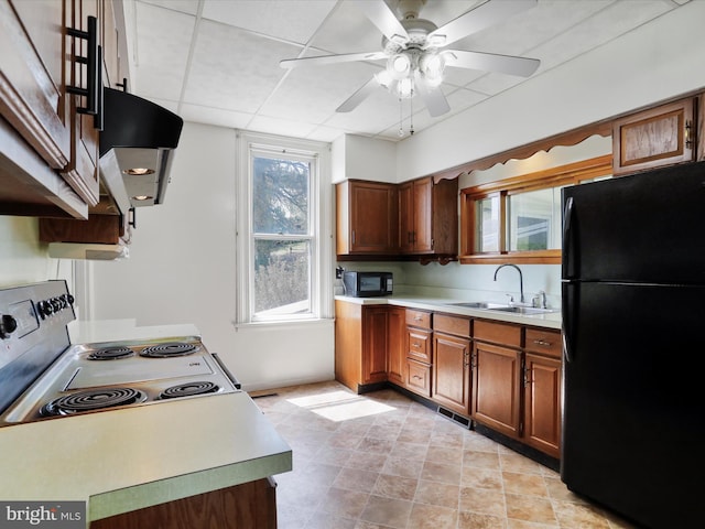 kitchen featuring visible vents, ceiling fan, light countertops, a sink, and black appliances