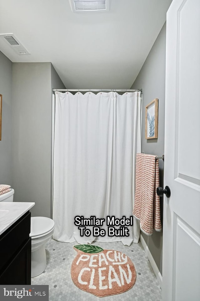 bathroom with a shower with curtain, visible vents, vanity, and toilet