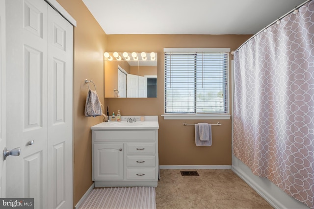 full bathroom featuring visible vents, baseboards, vanity, and a shower with shower curtain