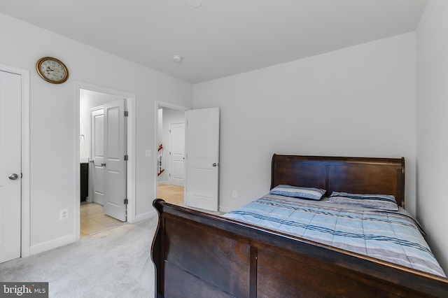 625 E G St, Purcellville, VA 20132 - bedroom featuring ensuite bath, light carpet, and baseboards