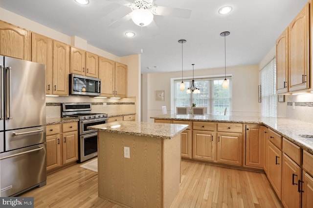 kitchen with stainless steel appliances, a peninsula, light wood-style floors, decorative backsplash, and recessed lighting