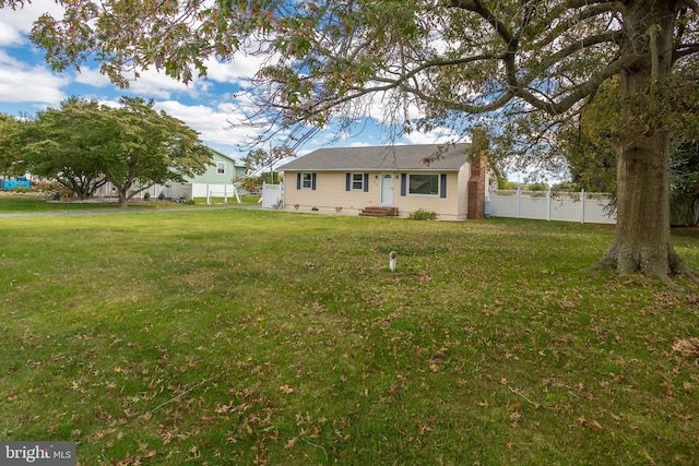 616 Hammond Dr, Milford, DE 19963 - view of front facade with entry steps, crawl space, a front lawn, and fence