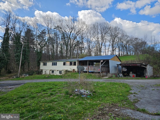 view of front of house with a front lawn