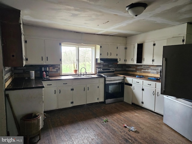 kitchen featuring a sink, electric range, backsplash, dark wood-style floors, and freestanding refrigerator