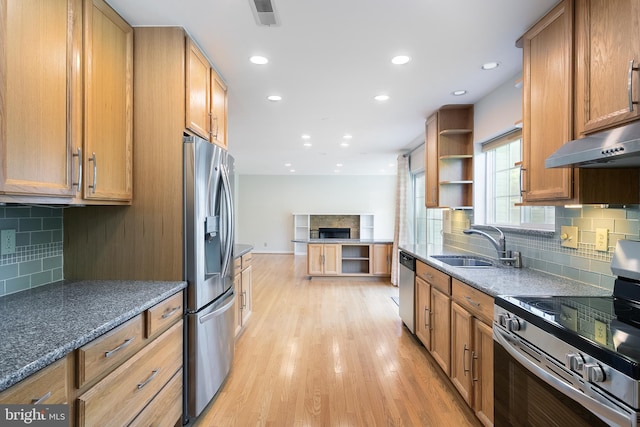 kitchen with visible vents, open shelves, decorative backsplash, a sink, and stainless steel appliances