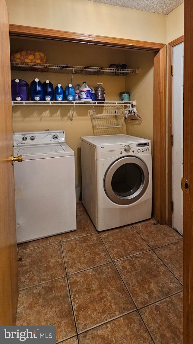 12 Deborah Dr, Millville, NJ 08332 - laundry area featuring washing machine and dryer and tile patterned flooring