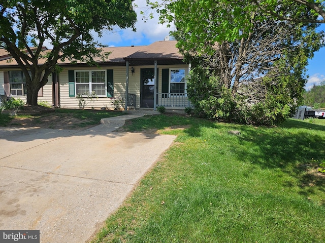 view of front of home featuring a front lawn