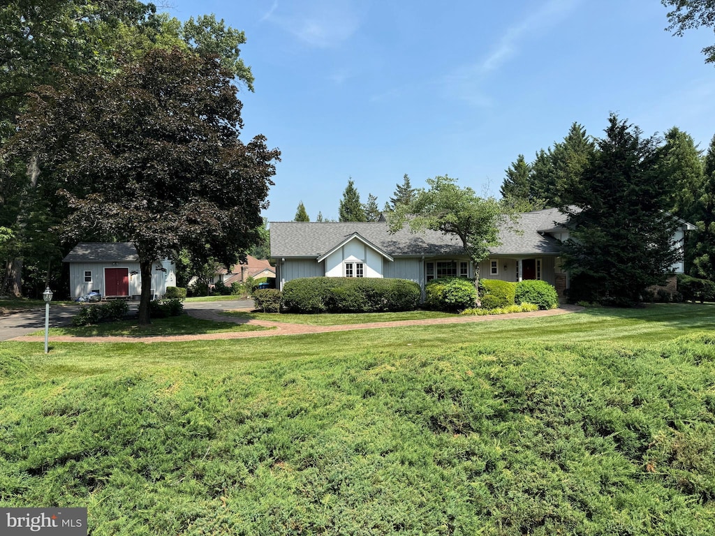 1013 Wilhelm Dr, Great Falls, VA 22066 - view of front of property with a front lawn