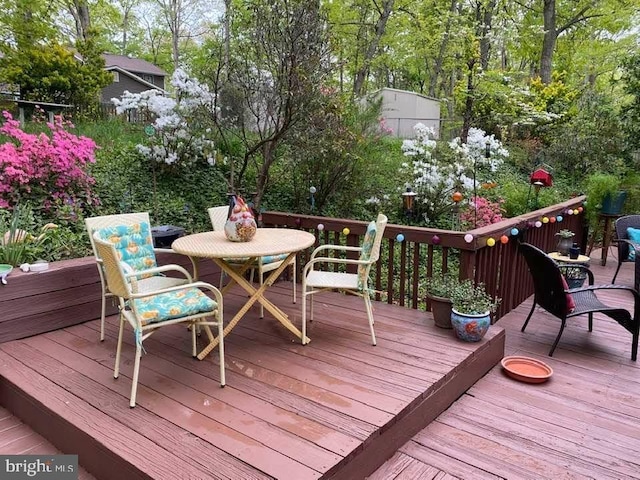 deck featuring outdoor dining area