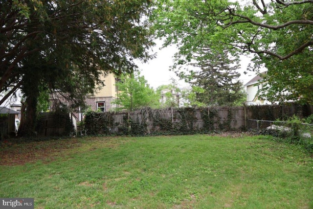 416 Lynwood Ave, Hamilton, NJ 08629 - view of yard featuring fence