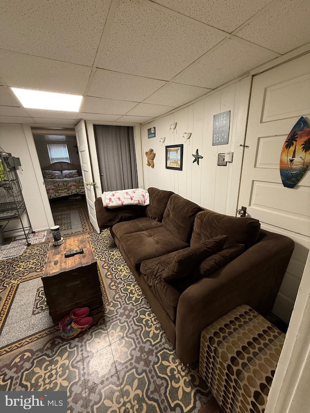 living room featuring a drop ceiling