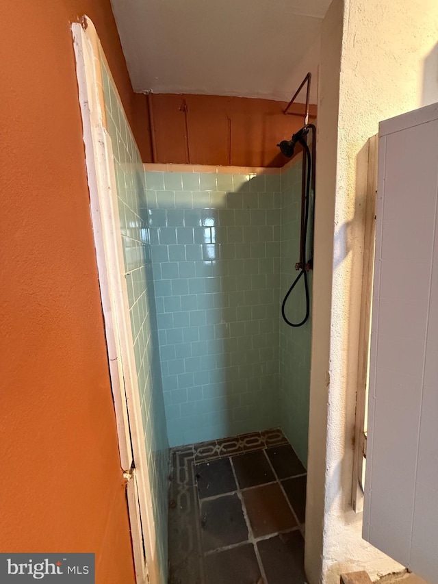 full bathroom featuring tiled shower