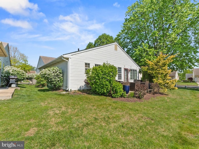 2 Windmill Ct, Columbus, NJ 08022 - view of home's exterior featuring a lawn