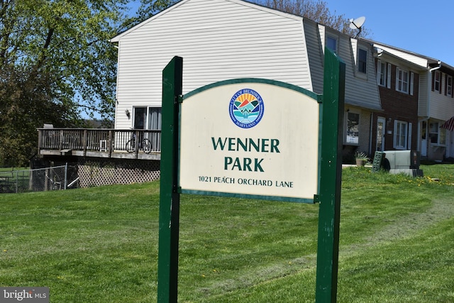 community / neighborhood sign featuring a lawn
