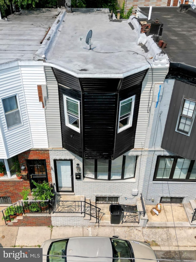 view of front facade featuring brick siding