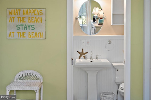 bathroom featuring a sink and toilet