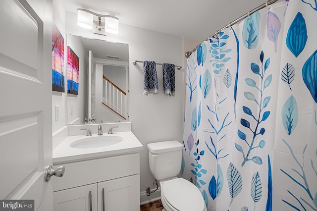 full bathroom featuring vanity, a shower with shower curtain, and toilet