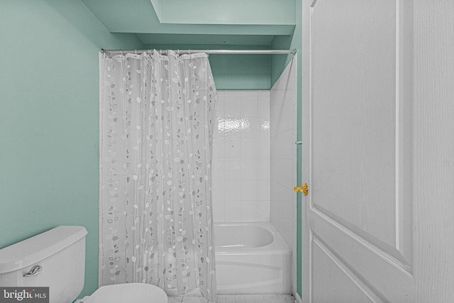 full bath with toilet and shower / bathtub combination with curtain