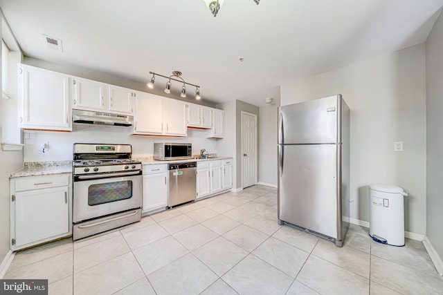 kitchen featuring a sink, visible vents, white cabinetry, under cabinet range hood, and appliances with stainless steel finishes