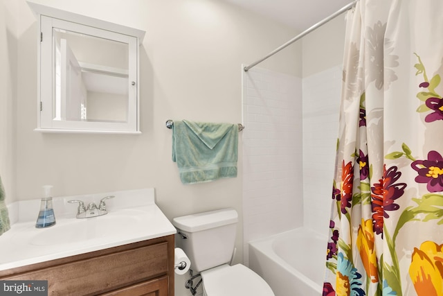 bathroom featuring toilet, vanity, and shower / bath combo
