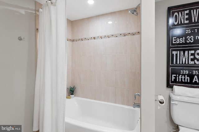 full bathroom with toilet, recessed lighting, and shower / tub combo with curtain
