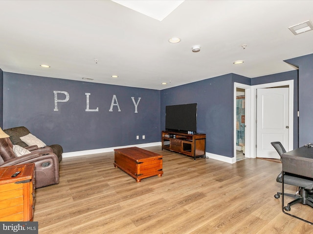 living room with baseboards, light wood-style floors, visible vents, and recessed lighting