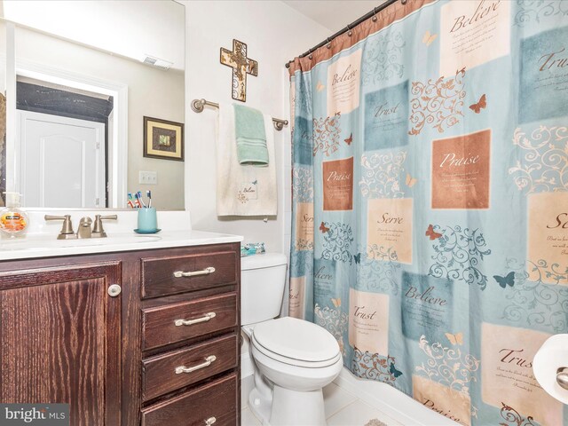 full bathroom featuring toilet, vanity, a shower with shower curtain, and visible vents