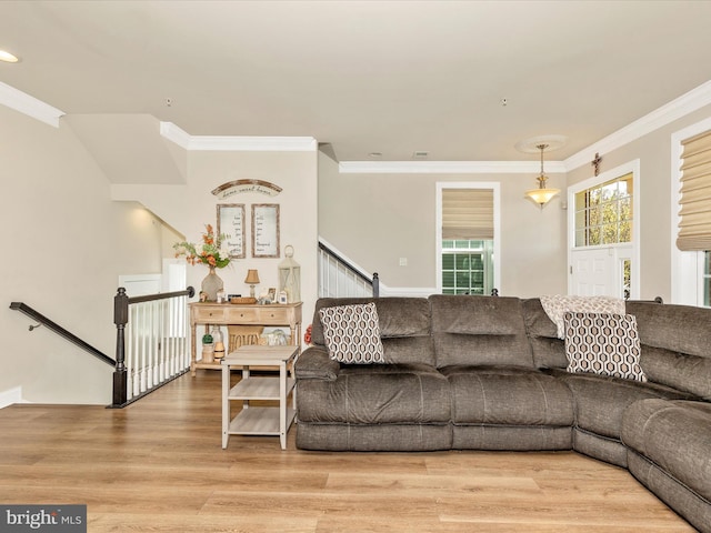 living room featuring wood finished floors, recessed lighting, and crown molding