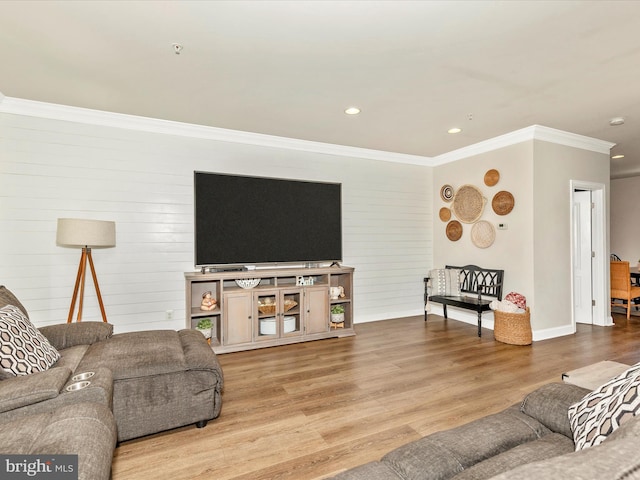 living room with baseboards, crown molding, wood finished floors, and recessed lighting
