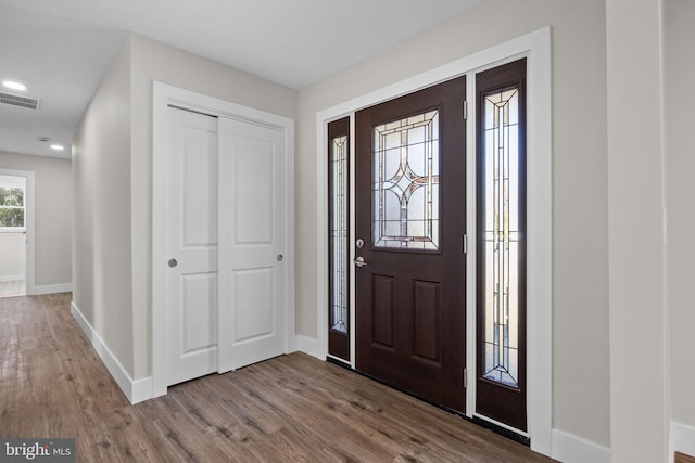 foyer entrance featuring recessed lighting, baseboards, visible vents, and dark wood-style floors