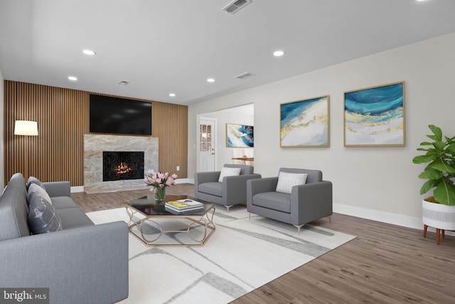 living room featuring visible vents, recessed lighting, baseboards, and a fireplace