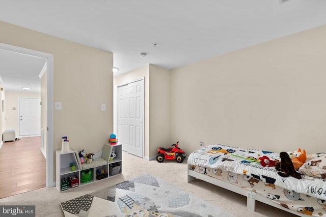 bedroom featuring carpet floors, baseboards, and a closet