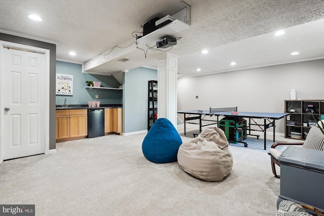 playroom featuring baseboards, indoor wet bar, recessed lighting, and light colored carpet