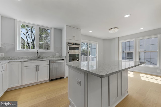 5634 6th St N, Arlington, VA 22205 - kitchen with appliances with stainless steel finishes, a sink, light wood finished floors, healthy amount of natural light, and recessed lighting