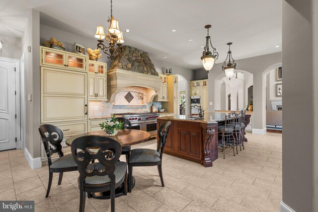 840 Childs Point Rd, Annapolis, MD 21401 - dining space featuring arched walkways, baseboards, recessed lighting, and a notable chandelier