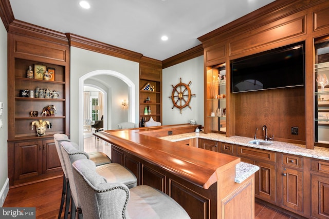 840 Childs Point Rd, Annapolis, MD 21401 - bar featuring crown molding, a sink, arched walkways, built in features, and wet bar