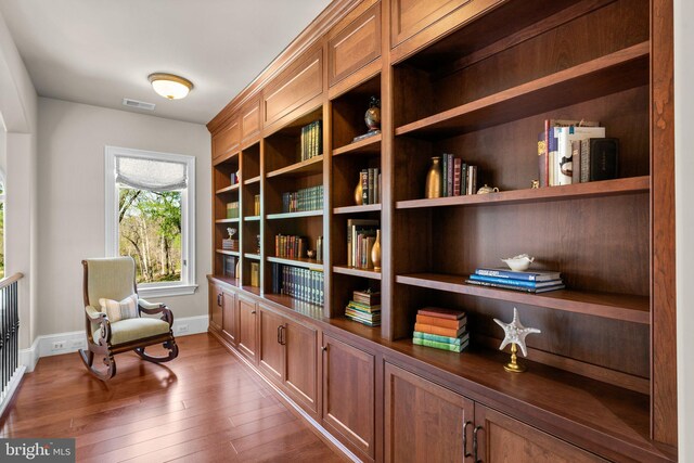 840 Childs Point Rd, Annapolis, MD 21401 - living area with baseboards, visible vents, and dark wood-type flooring