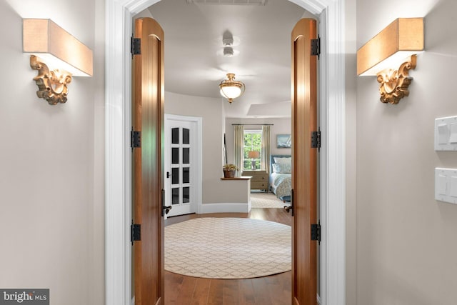 840 Childs Point Rd, Annapolis, MD 21401 - interior space featuring arched walkways, baseboards, and wood finished floors